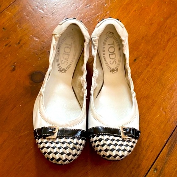 TOD’s Flats Black & Cream Leather Shoes with Buckle Detail. - Picture 1 of 10